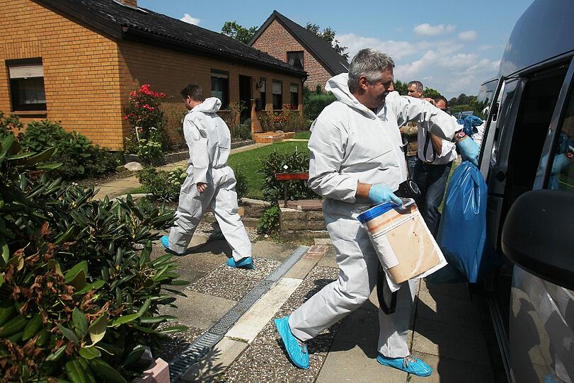 Polizeibeamte sichern nach dem Fund von brennenden Leichenteilen bei Buxtehude die Spuren. (Foto: Polizeiinspektion Stade)