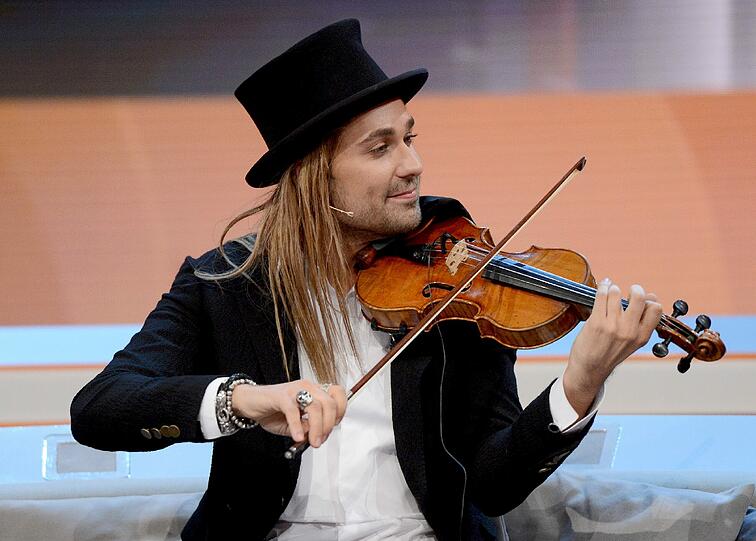 Geigenstar David Garrett spielt auf der Couch inmitten der anderen Gäste bei "Wetten, dass...?".