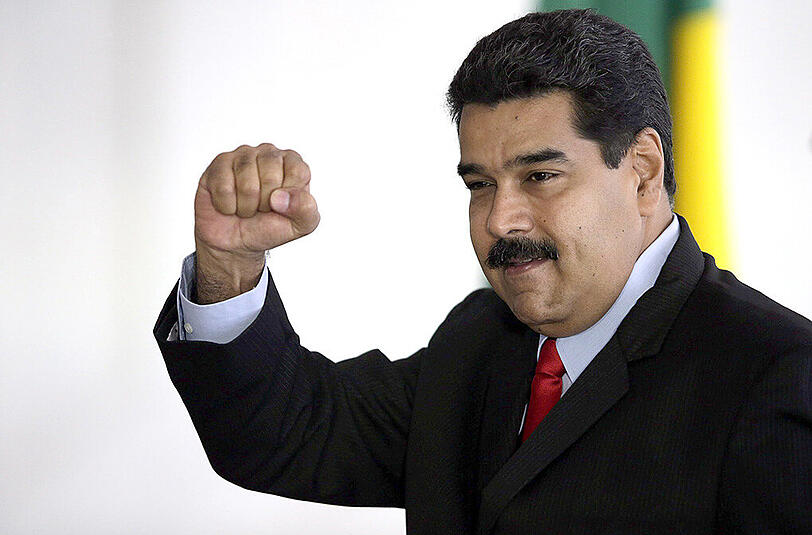 Venezuelas Präsdident Nicolas Maduro ballt bei seiner Ankunft in Brasilia, der Hauptstadt Brasilien, die Faust. Droht etwa Krieg zwischen dem großen Venezuela und dem kleinen Guyana?