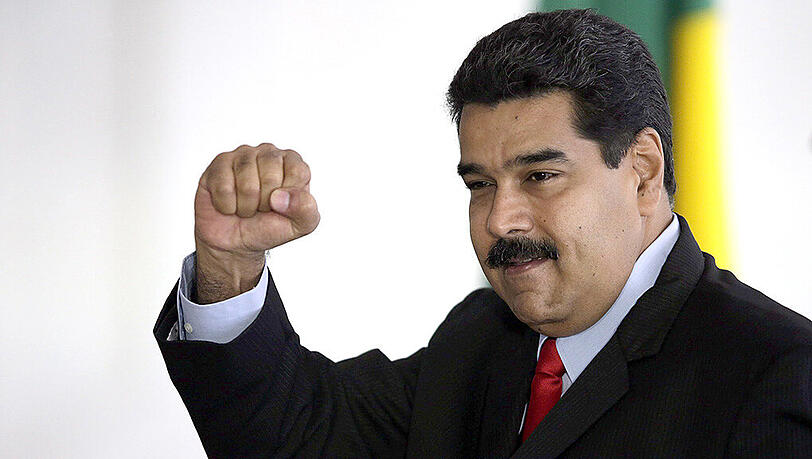Venezuelas Präsdident Nicolas Maduro ballt bei seiner Ankunft in Brasilia, der Hauptstadt Brasilien, die Faust. Droht etwa Krieg zwischen dem großen Venezuela und dem kleinen Guyana? Venezuelas Präsdident Nicolas Maduro ballt bei seiner Ankunft in Brasilia, der Hauptstadt Brasilien, die Faust. Droht etwa Krieg zwischen dem großen Venezuela und dem kleinen Guyana?