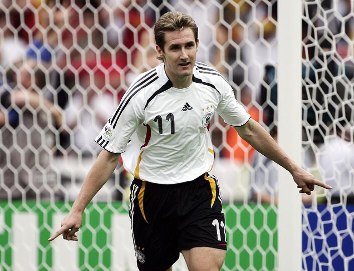 Mit fünf Treffer sicherte sich Miroslav Klose die Torjägerkrone bei der WM 2006. Nach dem WM-Gewinn beendete er seine Nationalmannschaftskarriere nach 137 Einsätzen. Bis zum Sommer 2016 war er bei Lazio Rom unter Vertrag. Bislang hat Klose noch keinen neuen Verein.