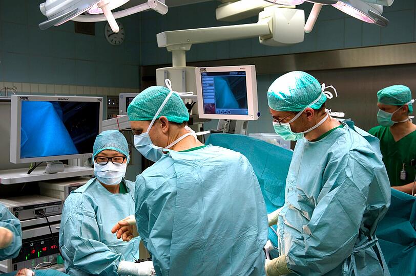 Ein Operationssaal in der Allgemein-Chirurgie heute: Hier arbeiten Chefarzt Dr. Johann Spatz (M.) und Oberarzt Dr. Alexander Gratz (r.).