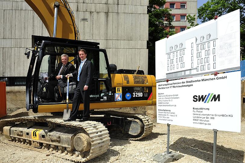 OB Dieter Reiter und Florian Bierbacher von der SWM am Aushub für die neuen Werkswohnungen der Stadtwerke.