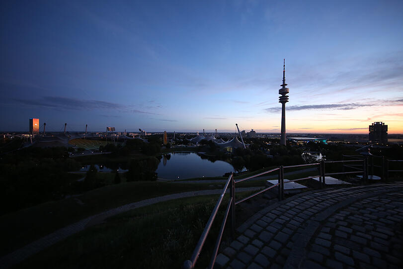 Links glüht der O2-Tower und spiegelt den roten Himmel im Osten.
