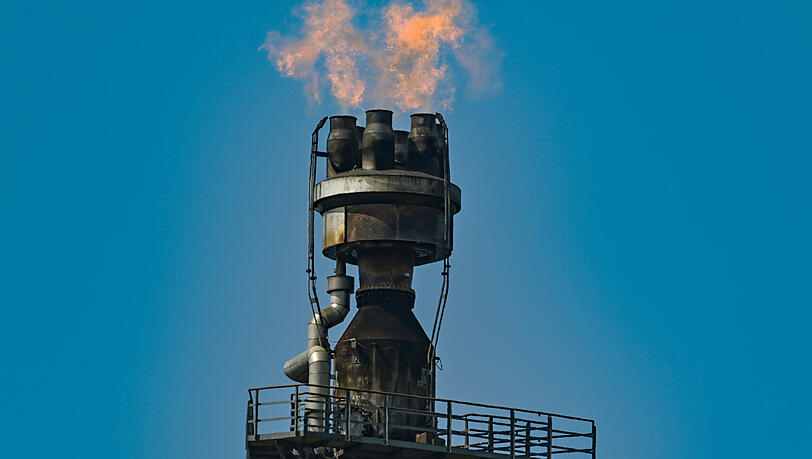 Überschüssiges Gas wird auf dem Industriegelände der PCK-Raffinerie GmbH verbrannt. In der Erdölraffinerie PCK in Schwedt kommt Rohöl aus Russland über die Pipeline "Freundschaft" an.