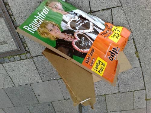 Mit Füßen getreten: Ein 39-Jähriger ließ bereits am 9. September seine Wut an Nichtraucherplakate der ÖDP aus.