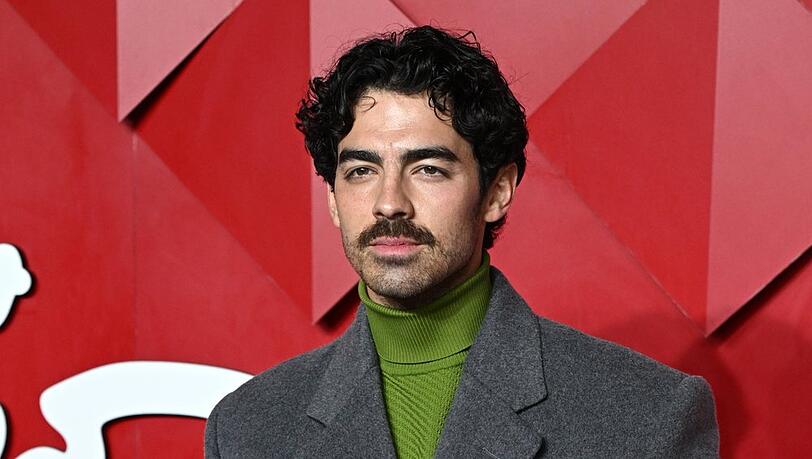 Joe Jonas hat seinem Dreitagebart jetzt ein Update verpasst. Joe Jonas hat seinem Dreitagebart jetzt ein Update verpasst.