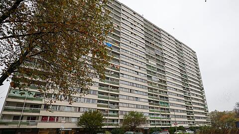 Meldekontrolle durch verschiedene Behörden am Problem-Hochhaus "Weißer Riese" im Stadtteil Homberg,