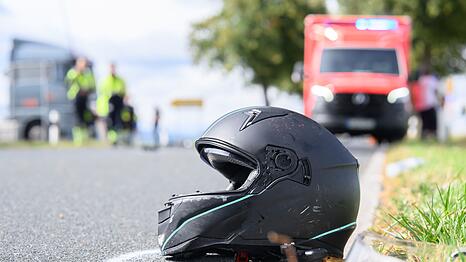 Der Mann erlag noch am Unfallort seinen Verletzungen. (Symbolbild)