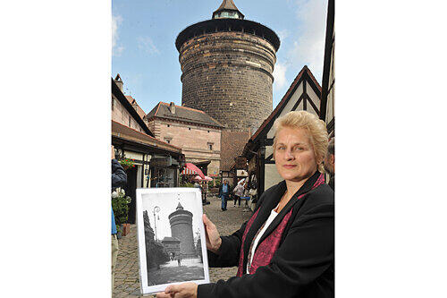 Stadtarchivarin Ruth Bach-Damaskinos zeigt anhand einer alten Fotografie den Wandel des Königstors