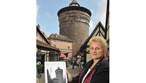 Stadtarchivarin Ruth Bach-Damaskinos zeigt anhand einer alten Fotografie den Wandel des Königstors Stadtarchivarin Ruth Bach-Damaskinos zeigt anhand einer alten Fotografie den Wandel des Königstors