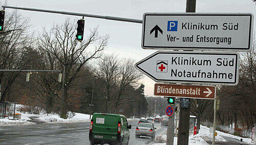 Ein Parkhaus soll das Stellplatz-Chaos am Südklinikum beenden. Ein Parkhaus soll das Stellplatz-Chaos am Südklinikum beenden.