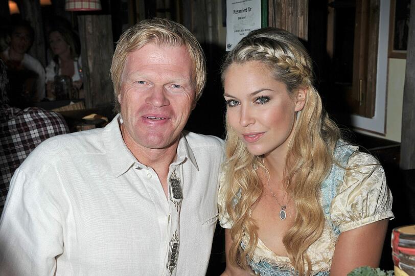 Oliver Kahn (l) feiert mit seiner Svenja