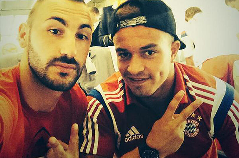 Bereits im Flugzeug heißt es Klick! Diego Contento und Xherdan Shaqiri nutzen die Zeit für eine kleine Erinnerung