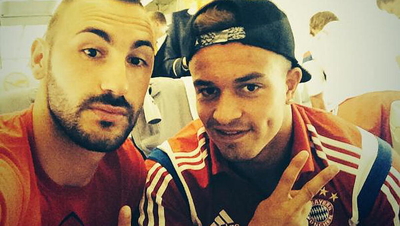 Bereits im Flugzeug heißt es Klick! Diego Contento und Xherdan Shaqiri nutzen die Zeit für eine kleine Erinnerung Bereits im Flugzeug heißt es Klick! Diego Contento und Xherdan Shaqiri nutzen die Zeit für eine kleine Erinnerung