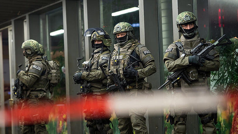 Schwerbewaffnete Spezialeinheiten der Polizei haben den Münchner Hauptbahnhof abgeriegelt. Schwerbewaffnete Spezialeinheiten der Polizei haben den Münchner Hauptbahnhof abgeriegelt.