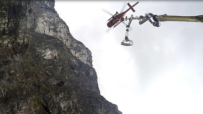 Am Freitag stürzt ein 51-Jähriger Bergsteiger aus Dorfen am Grünstein-Klettersteig nahe Schönau am Königssee 70 Meter in die Tiefe. Ein Hubschrauber bringt ihn in eine Klinik, wo er kurze Zeit später stirbt. Am Freitag stürzt ein 51-Jähriger Bergsteiger aus Dorfen am Grünstein-Klettersteig nahe Schönau am Königssee 70 Meter in die Tiefe. Ein Hubschrauber bringt ihn in eine Klinik, wo er kurze Zeit später stirbt.