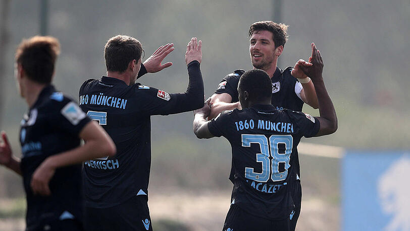 Jubel nach dem 1:0-Treffer: Felix Uduokhai, Sebastian Boenisch und Torschütze Jan Mauersberger (v.l.). Jubel nach dem 1:0-Treffer: Felix Uduokhai, Sebastian Boenisch und Torschütze Jan Mauersberger (v.l.).