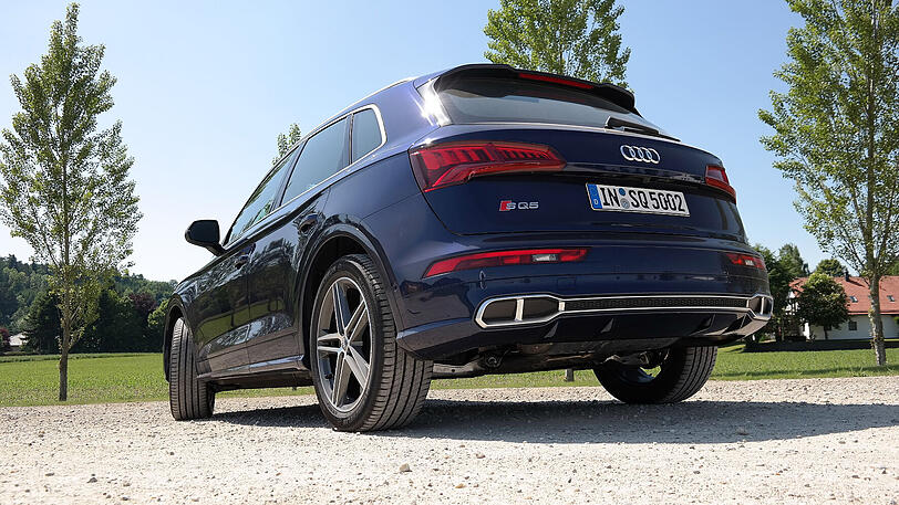 SQ5-Logo, mit den Auspuffendrohren kombinierter Diffusor und schicke 20-Zöller: Das Sport-SUV legt einen dynamischen Abgang hin.
