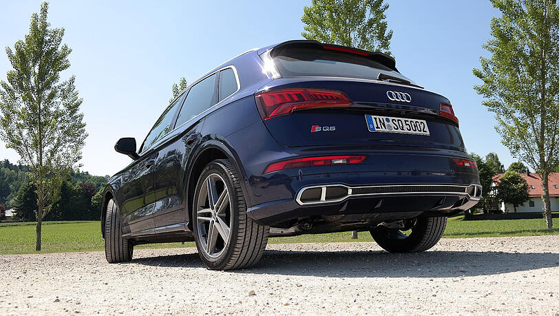 SQ5-Logo, mit den Auspuffendrohren kombinierter Diffusor und schicke 20-Zöller: Das Sport-SUV legt einen dynamischen Abgang hin. SQ5-Logo, mit den Auspuffendrohren kombinierter Diffusor und schicke 20-Zöller: Das Sport-SUV legt einen dynamischen Abgang hin.