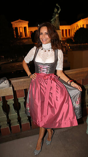 Top: Jahrhundert-Playmate Gitta Saxx in einem verspielten Look mit schimmerndem Dirndl und der höchsten Bluse der Wiesn.