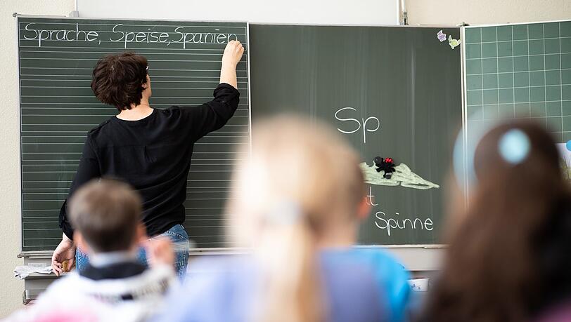Aufgrund des Lehrermangels müssen in Bayern vor allem Grundschullehrer mehr arbeiten. Aufgrund des Lehrermangels müssen in Bayern vor allem Grundschullehrer mehr arbeiten.