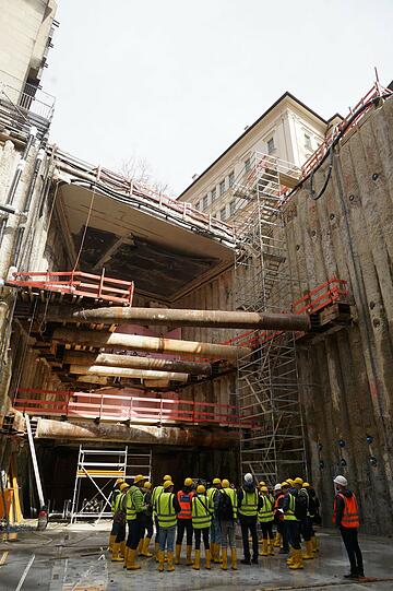 Bei der Baugrube an der Blumenstraße steht der Durchbruch zum alten Bahnsteig kurz bevor. Damit die Baustelle nicht mit Grundwasser vollläuft, wird vor der Bohrung der Untergrund durchfrostet