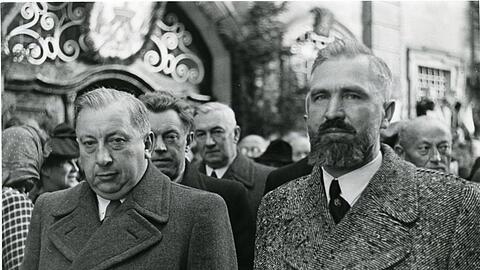 Erbitterte Gegner: Der erste CSU-Vorsitzende Josef Müller (l.), genannt "Ochsensepp", und der damalige Fraktionsvorsitzende Alois Hundhammer. Das Foto stammt aus dem Jahre 1948 und entstand wohl bei einer Fronleichnamsprozession.