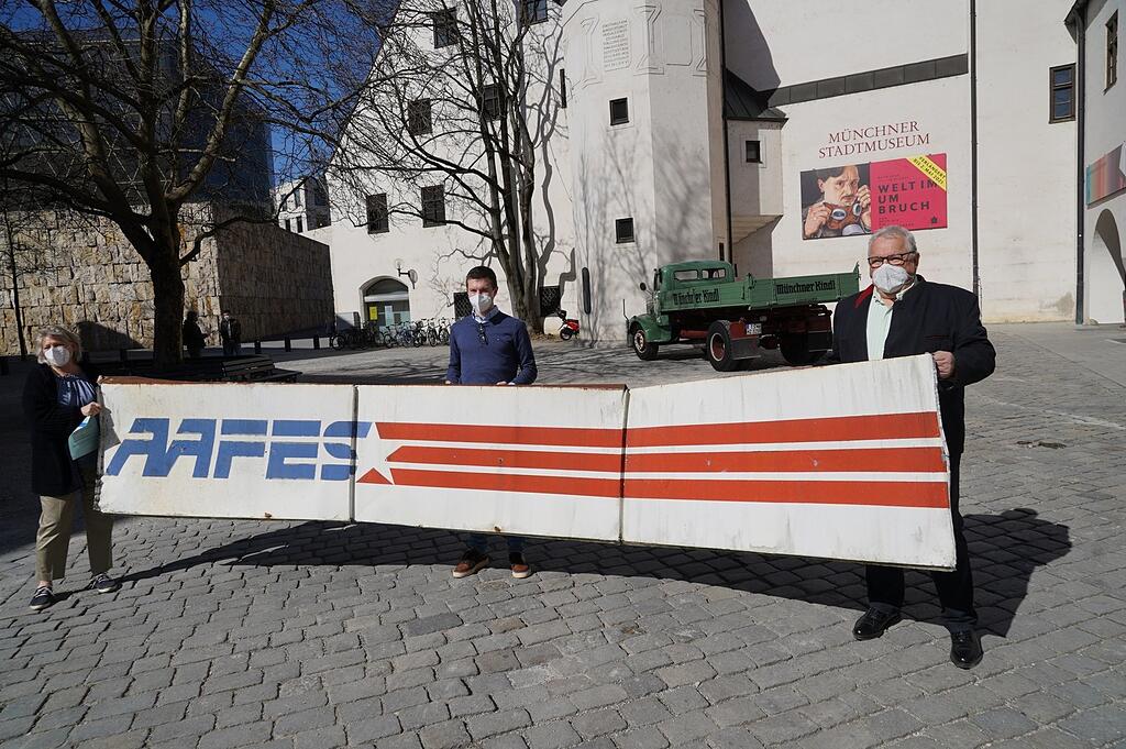 AAFES-Schild: Ein blechernes Stück Geschichte | Abendzeitung München