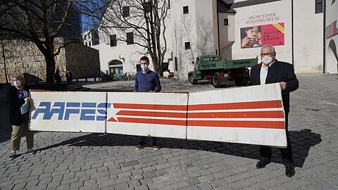 Ursula Eymold, Leo Sailer und Dietrich Sailer (v.l.) mit dem "AAFES"-Schild vorm Stadtmuseum.