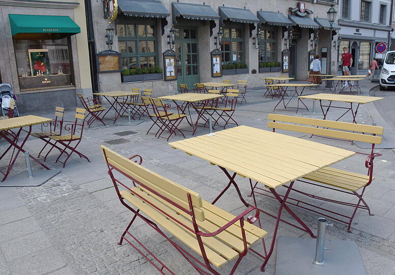 (Noch) ohne Schirme, dafür mit Bänken: Das Spatenhaus.