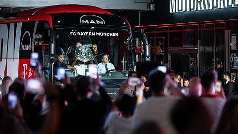 Die Spieler vom Fußball-Bundesligisten FC Bayern München kommen nach dem Gewinn der Deutschen Meisterschaft zu einer Meisterparty.