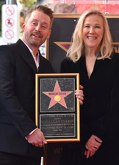 Macaulay Culkin und Catherine O'Hara nehmen an einer Zeremonie teil, bei der Culkin mit einem Stern auf dem Hollywood Walk of Fame gewürdigt wird. Macaulay Culkin und Catherine O'Hara nehmen an einer Zeremonie teil, bei der Culkin mit einem Stern auf dem Hollywood Walk of Fame gewürdigt wird.