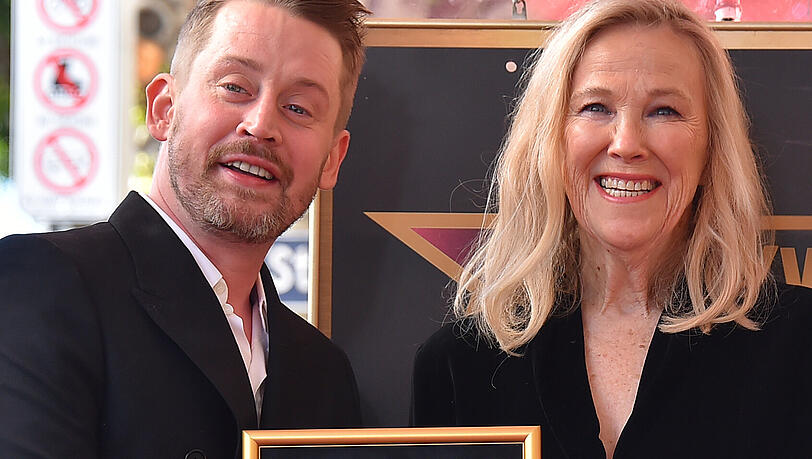 Macaulay Culkin und Catherine O'Hara nehmen an einer Zeremonie teil, bei der Culkin mit einem Stern auf dem Hollywood Walk of Fame gewürdigt wird. Macaulay Culkin und Catherine O'Hara nehmen an einer Zeremonie teil, bei der Culkin mit einem Stern auf dem Hollywood Walk of Fame gewürdigt wird.