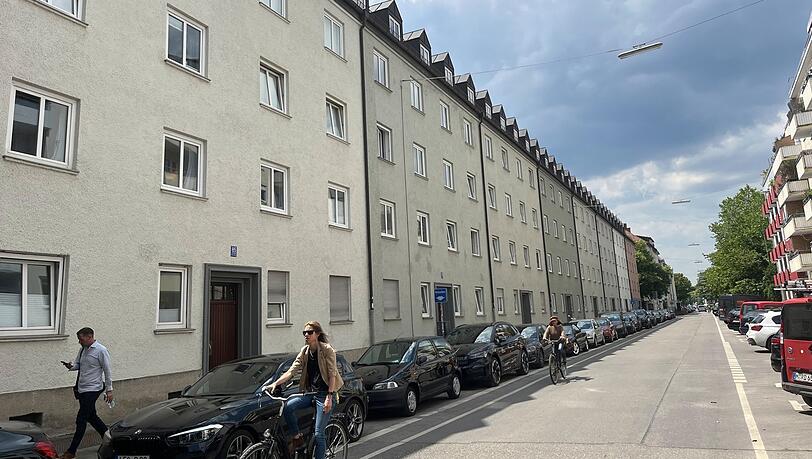 Um die Wohnanlage und damit auch die Mieter vor weiterer Spekulation zu schützen, hat die Stadt das Hohenzollernkarree 2023 gekauft. Manche Mieten sind hier aber dennoch sehr hoch.