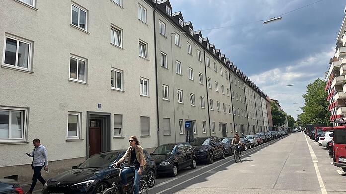 Um die Wohnanlage und damit auch die Mieter vor weiterer Spekulation zu schützen, hat die Stadt das Hohenzollernkarree 2023 gekauft. Manche Mieten sind hier aber dennoch sehr hoch.