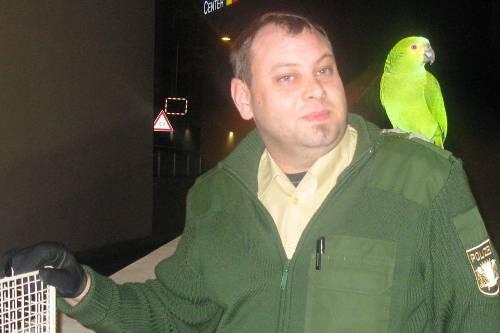 Gutes Team: der Polizeibeamte Michael Garhammer und Papageien-Dame "Fanny" im Einsatz.