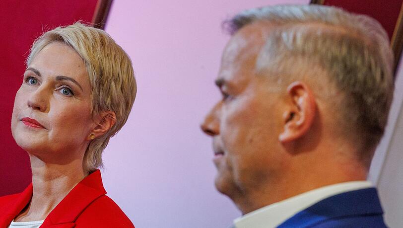 Die beiden großen Protagonisten des Wahlkampfs, Manuela Schwesig (SPD) und Leif-Erik Holm (AfD), standen sich in einem erbitterten TV-Duell vor wenigen Tagen bereits einmal gegenüber. Die beiden großen Protagonisten des Wahlkampfs, Manuela Schwesig (SPD) und Leif-Erik Holm (AfD), standen sich in einem erbitterten TV-Duell vor wenigen Tagen bereits einmal gegenüber.