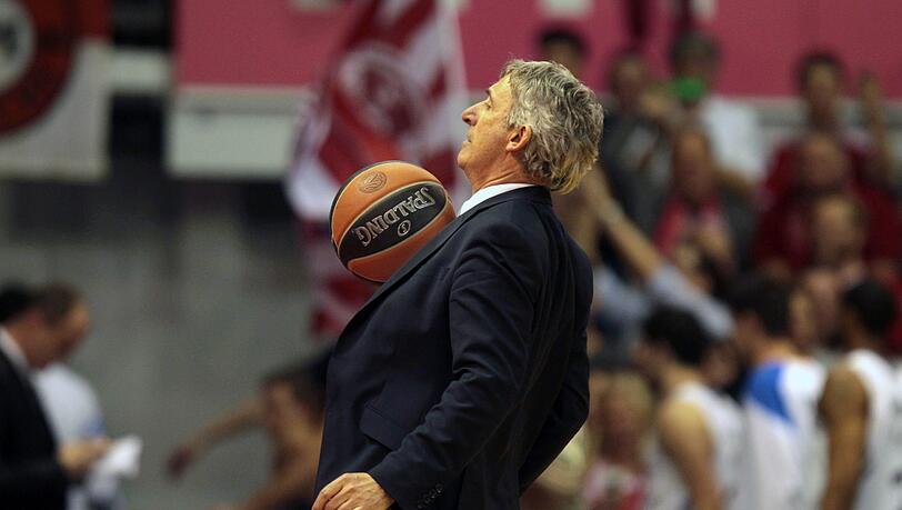 Gewandt am Ball: Trainer Svetislav Pesic. Gewandt am Ball: Trainer Svetislav Pesic.