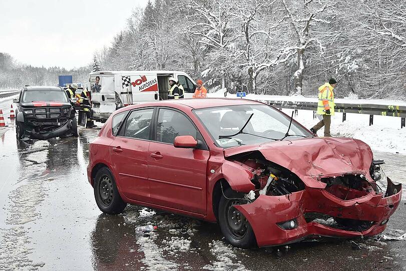 Drei Autos waren auf schneebedeckter Fahrbahn in einen Unfall auf der A 95 verwickelt. Es bildetet sich ein langer Stau.
