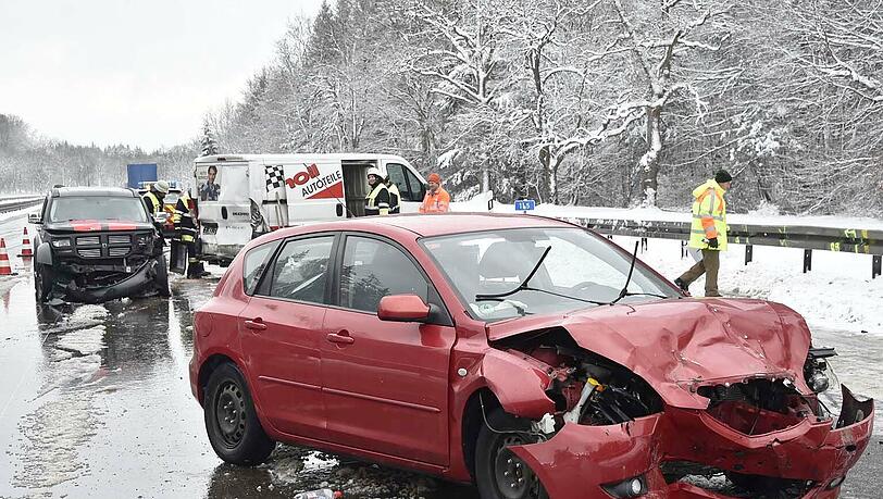 Drei Autos waren auf schneebedeckter Fahrbahn in einen Unfall auf der A 95 verwickelt. Es bildetet sich ein langer Stau. Drei Autos waren auf schneebedeckter Fahrbahn in einen Unfall auf der A 95 verwickelt. Es bildetet sich ein langer Stau.