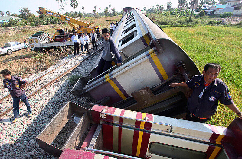 Mitarbeiter der thailändischen Eisenbahn und Rettungskräfte versuchen Verletzte aus dem Wrack eines entgleisten Personenzuges an der Unfallstelle in der Provinz Phetchaburi zu bergen. Wie lokale Medien berichten, wurden drei Menschen getötet und mehr als 30 bei der Kollision zwischen dem Personenzug und einem Viehwagen an einem Bahnübergang verletzt.