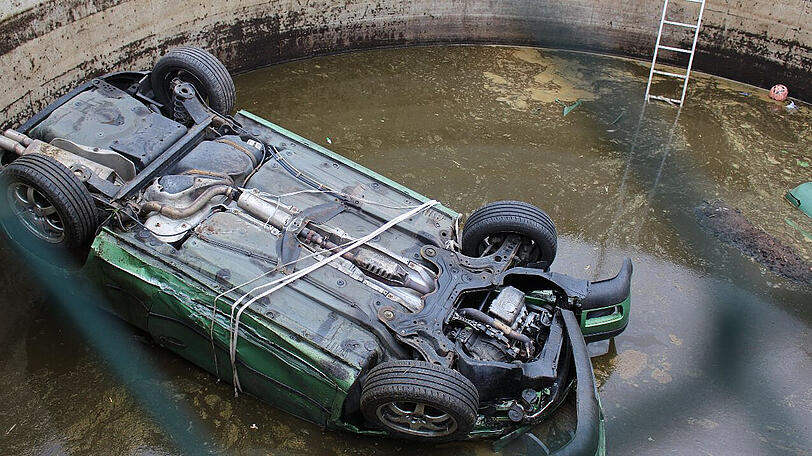 Ein 22-Jähriger verlor die Kontrolle über sein Fahrzeug - und landete schließlich in einer Güllegrübe. Die Bilder.