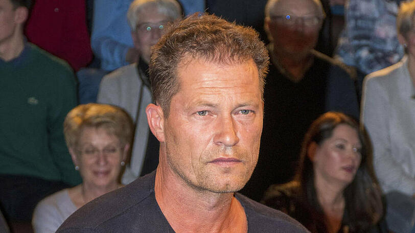 Til Schweiger sitzt derzeit in seinem Zuhause in der Hansestadt Hamburg.