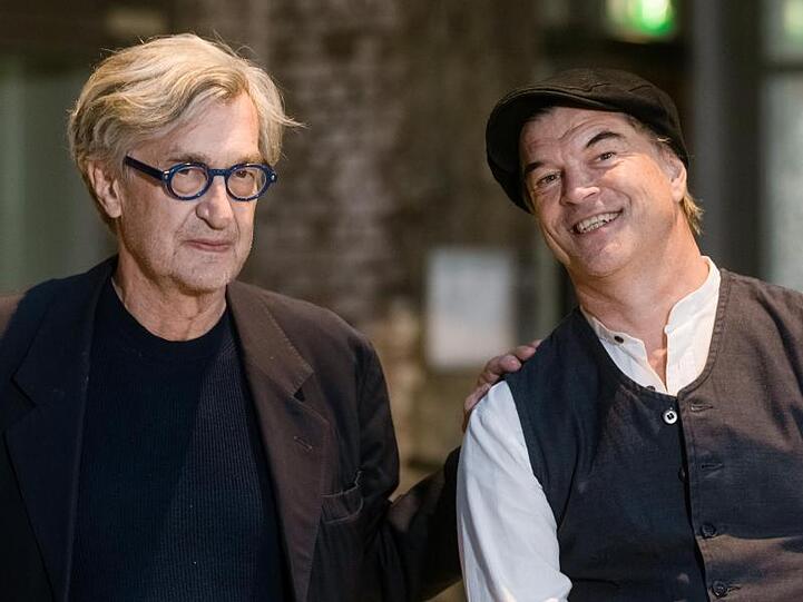 Die Filmregisseure Wim Wenders (l) und Andreas "Campino" Frege bei der Premiere des Films "Desperado" in Hamburg.