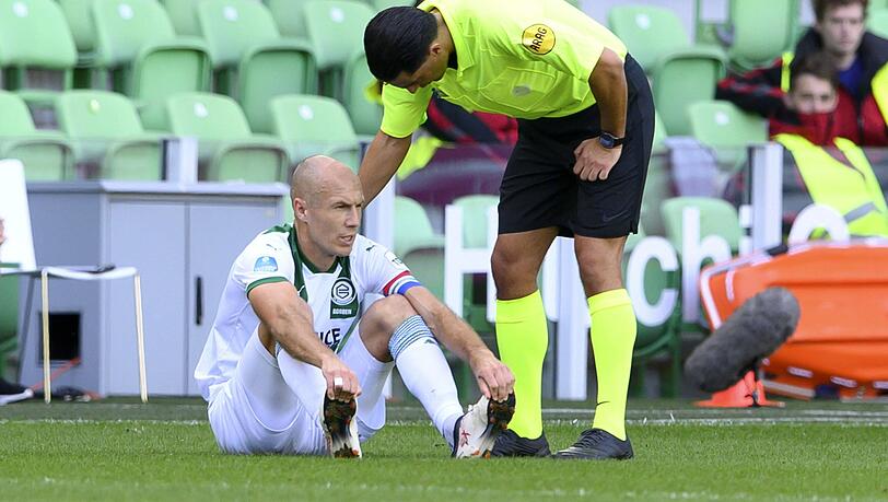Im ersten Pflichtspiel nach seiner Rückkehr zu Groningen musste Arjen Robben verletzungsbedingt ausgewechselt werden. Im ersten Pflichtspiel nach seiner Rückkehr zu Groningen musste Arjen Robben verletzungsbedingt ausgewechselt werden.