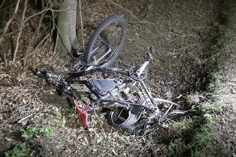 Der schwer verletzte 55-jährige Radfahrer kam mit einem Rettungshubschrauber in ein Münchner Klinikum.