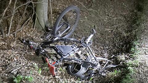 Der schwer verletzte 55-jährige Radfahrer kam mit einem Rettungshubschrauber in ein Münchner Klinikum.
