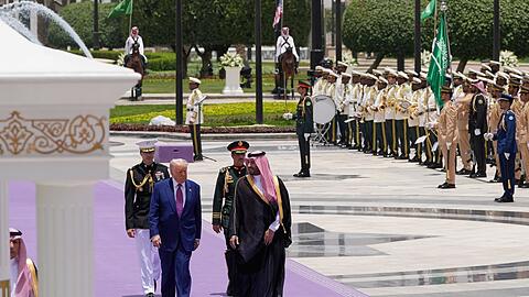 US-Präsident Trump wurde in Riad mit militärischen Ehren empfangen.