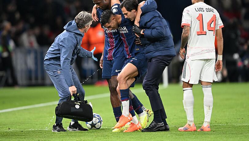 Auf Betreuer gestützt wird der am Fuß verletzte PSG-Spieler Achraf Hakimi (M) vom Platz geführt. Auf Betreuer gestützt wird der am Fuß verletzte PSG-Spieler Achraf Hakimi (M) vom Platz geführt.